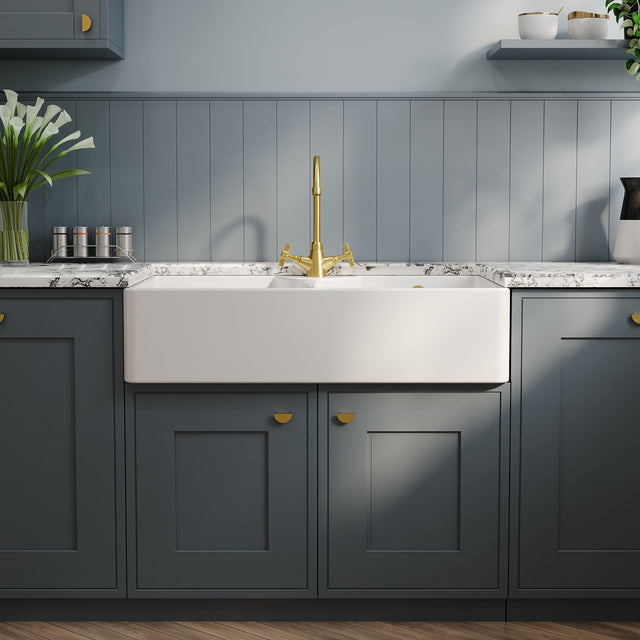 Nuie 895 x 550mm Fireclay 1 Tap Hole Double Bowl Butler Sink With Stepped Weir And Overflow – White