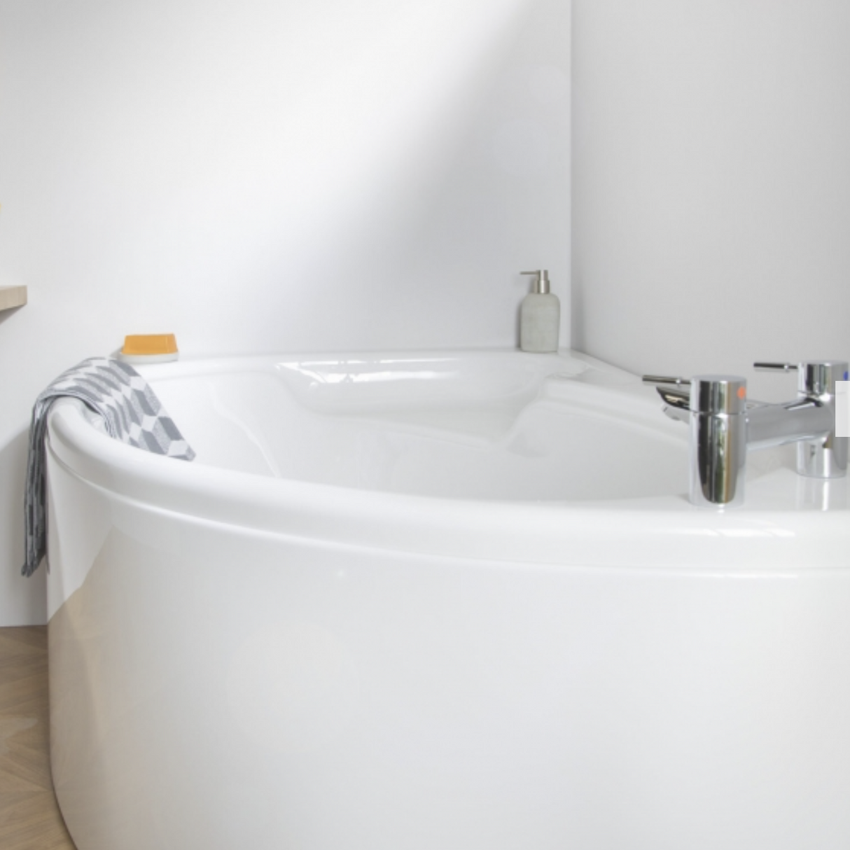 Carron Dove 1550x950mm Corner Bath Right Hand - White Gloss (02234)
