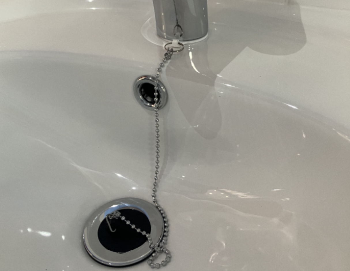 AKW Slotted Basin Waste with Plug Chain Anchor (18-003-032)