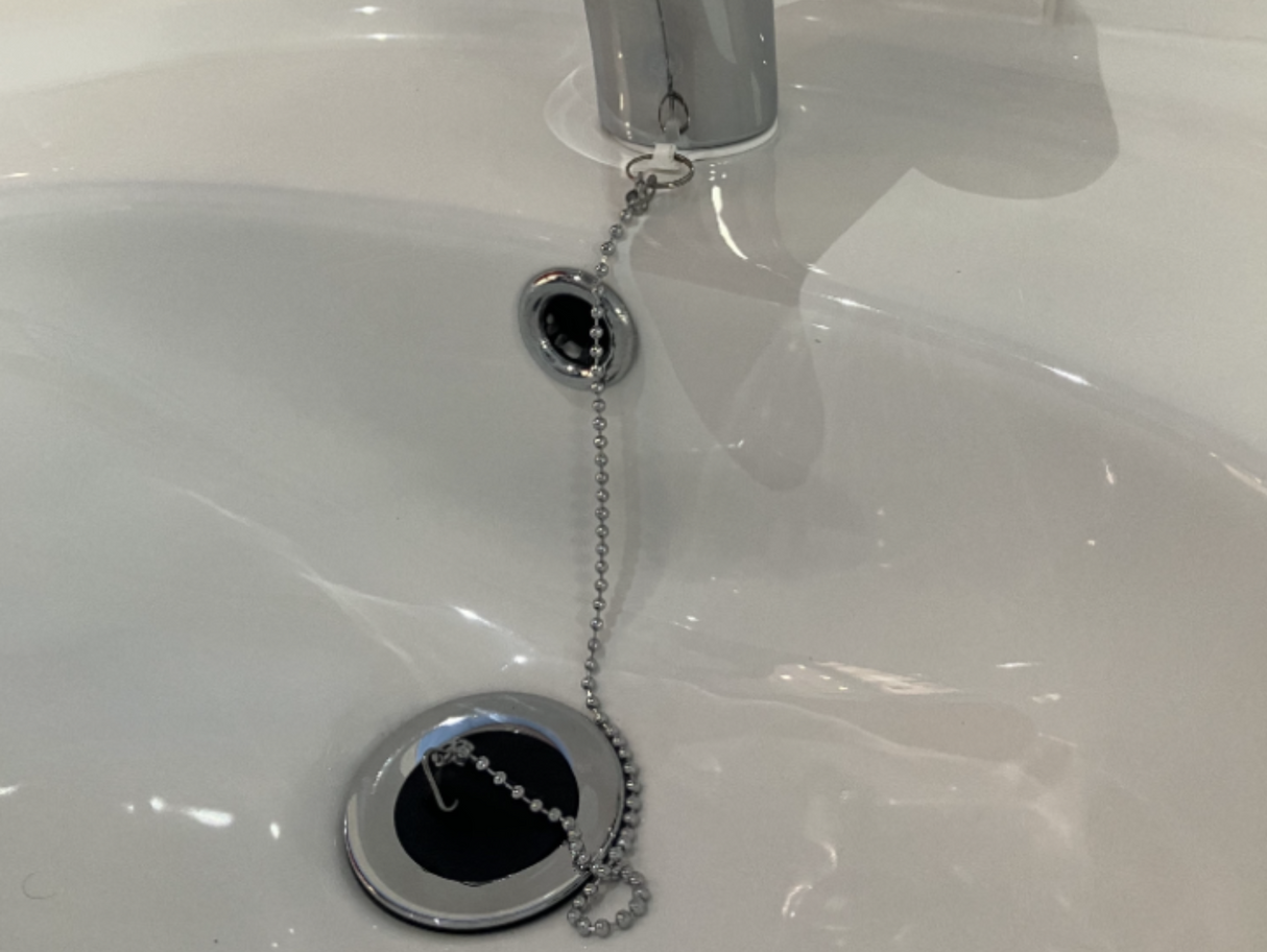 AKW Slotted Basin Waste with Plug Chain Anchor (18-003-032)